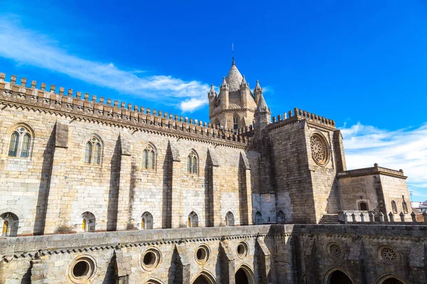 Evora, Portekiz katedralde bir güzel yaz günü