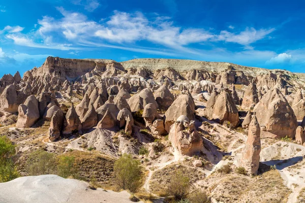 Volkanik kaya oluşumları Kapadokya, Türkiye'de güzel bir yaz günü manzara