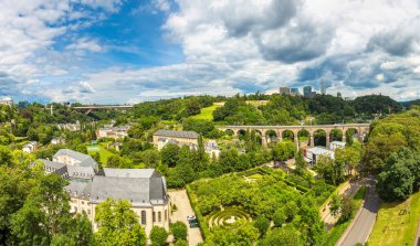 Tren Köprüsü Lüksemburg'güzel bir yaz günü, Lüksemburg
