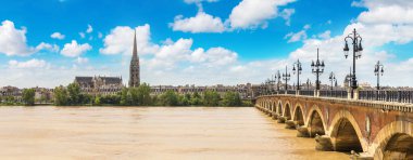 Pont de pierre, Bordeaux güzel yaz günü, Fransa eski taşlı Bridge'de Panoraması