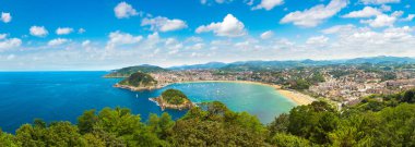 San Sebastian (Donostia) panoramik havadan görünümü içinde bir güzel yaz gün, İspanya