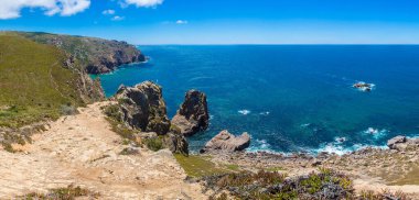 Kayalıklarla ve kayalar bir güzel yaz günü, Portekiz Sintra'Atlantik Okyanusu kıyısında