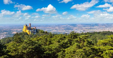 Pena Ulusal Sarayı Sintra'panoramik manzarasına güzel yaz gün, Portekiz