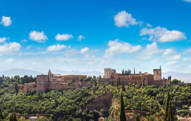 Arapça Granada'da Alhambra kalede bir güzel yaz günü, İspanya