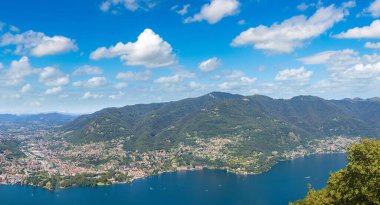 Güzel yaz günü içinde İtalya Como Gölü'nün panoramik havadan görünümü