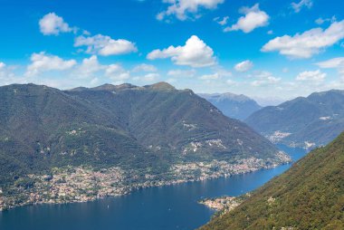 Güzel yaz günü içinde İtalya Como Gölü'nün panoramik havadan görünümü