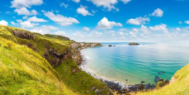 Carrick-a-Rede, Causeway Sahili Rotası bir güzel yaz günü, Kuzey İrlanda, İngiltere