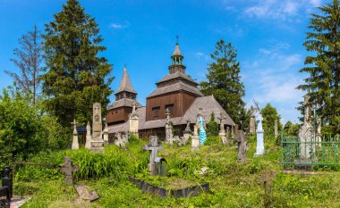 En eski ahşap kilise Ukrayna, Ivano-Frankivsk bölgede bir güzel yaz günü, Ukrayna