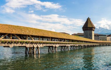 Lucerne içinde ünlü Şapel Bridge'de bir güzel yaz günü, İsviçre Panoraması