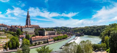 Bir güzel yaz günü, İsviçre Bern ve nın Munster katedralde panoramik manzaralı