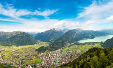 Interlaken panoramik bir güzel yaz günde, İsviçre