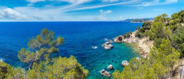 Kayalar Panoraması üzerinde sahil Lloret de Mar içinde bir güzel yaz gün, Costa Brava,
