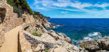 Kayalar Panoraması üzerinde sahil Lloret de Mar içinde bir güzel yaz gün, Costa Brava,