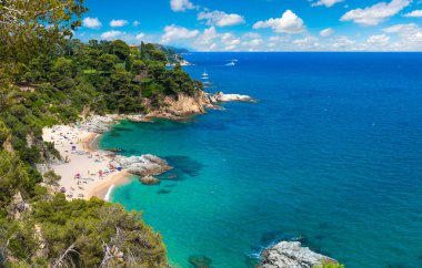 Kayalar Panoraması üzerinde sahil Lloret de Mar içinde bir güzel yaz gün, Costa Brava,