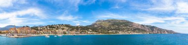 Renkli eski şehir ve Menton Beach'te Fransız Riviera bir güzel yaz günü, Fransa