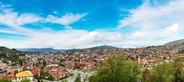 Panoramik hava görünümünde Saraybosna bir güzel yaz günü, Bosna-Hersek