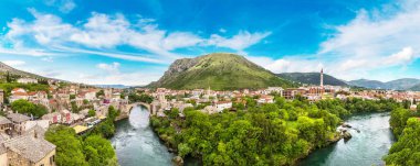 Eski Köprüsü Mostar Panoraması bir güzel yaz günü, Bosna-Hersek