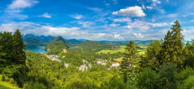 Hohenschwangau Kalesi ve Fussen, Bavyera, Almanya bir güzel yaz günde Alpleri'nde