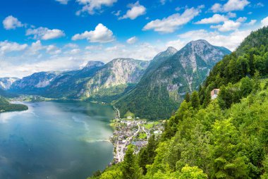 Ünlü Hallstatt dağ köyü, Salzkammergut, bir güzel yaz günü Avusturya'da panoramik havadan görünümü