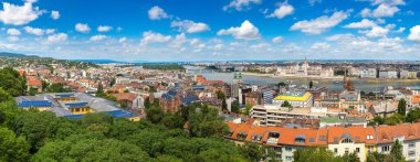 Macaristan 'da güzel bir yaz gününde Budapeşte ve Parlamento binasının panoramik manzarası