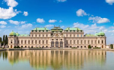 Çeşme ve Belvedere Sarayı bir güzel yaz günü Viyana, Avusturya'da