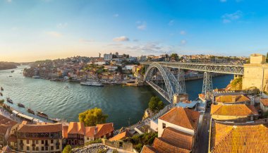 Panoramik hava görünümünde Porto Dom Luis köprünün bir güzel yaz günü, Portekiz