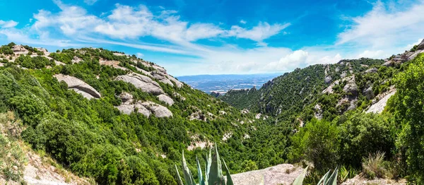 美しい夏の日 カタルーニャ スペインのモンセラート山の空中写真 — ストック写真