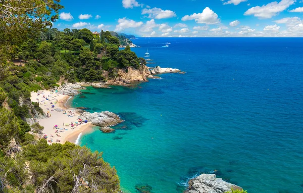 Kayalar Panoraması üzerinde sahil Lloret de Mar içinde bir güzel yaz gün, Costa Brava,