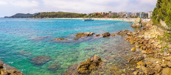 Kayalar Panoraması üzerinde sahil Lloret de Mar içinde bir güzel yaz gün, Costa Brava,