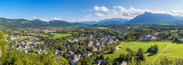 在奥地利的萨尔茨堡在一个美丽的夏日的全景鸟瞰图 — 图库照片