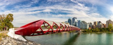CALGARY, CANADA - 2 Nisan 2020: Güneşli bir günde Calgary, Kanada 'da Bow nehri üzerindeki Barış Köprüsü Panoraması