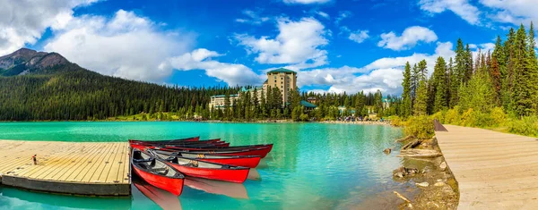 Lake Louise Canada April 2020 Panorama Canoes Lake Louise Hotel — Stockfoto