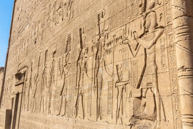 Güneşli bir günde Dendera Tapınağı, Luxor, Mısır