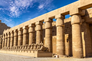 Karnak Tapınağı güneşli bir günde, Luxor, Mısır