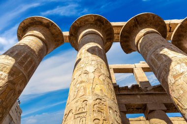 Karnak Tapınağı güneşli bir günde, Luxor, Mısır