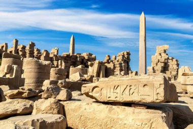 Karnak Tapınağı güneşli bir günde, Luxor, Mısır