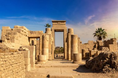 Karnak Tapınağı güneşli bir günde, Luxor, Mısır