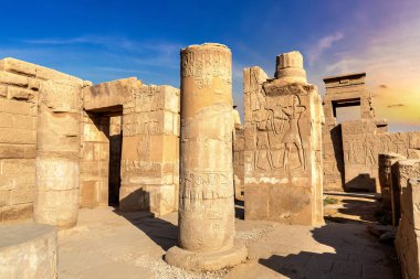 Karnak Tapınağı güneşli bir günde, Luxor, Mısır