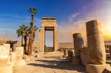 Karnak Tapınağı güneşli bir günde, Luxor, Mısır