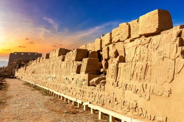 Karnak Tapınağı güneşli bir günde, Luxor, Mısır