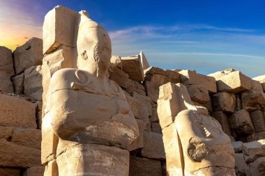 Karnak Tapınağı güneşli bir günde, Luxor, Mısır