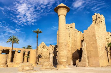 Karnak Tapınağı güneşli bir günde, Luxor, Mısır