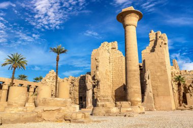 Karnak Tapınağı güneşli bir günde, Luxor, Mısır