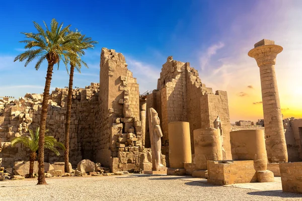 Karnak Tapınağı güneşli bir günde, Luxor, Mısır