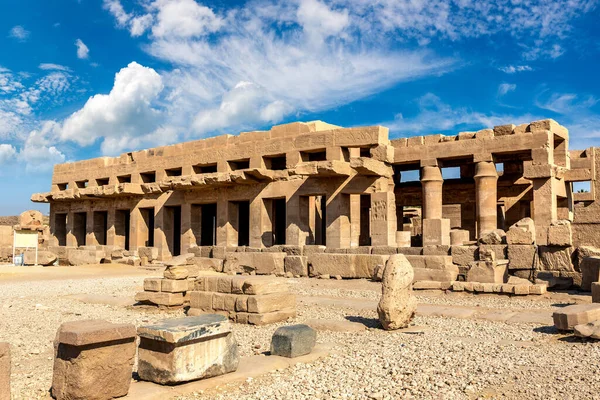 Karnak Tapınağı güneşli bir günde, Luxor, Mısır