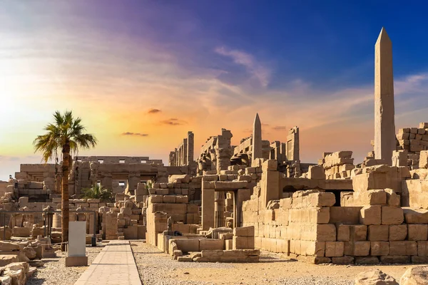 Karnak Tapınağı güneşli bir günde, Luxor, Mısır