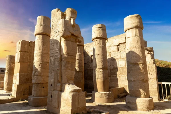 Karnak Tapınağı güneşli bir günde, Luxor, Mısır