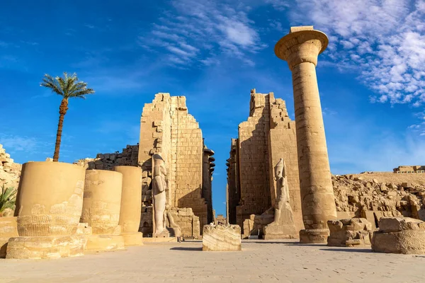 Karnak Tapınağı güneşli bir günde, Luxor, Mısır