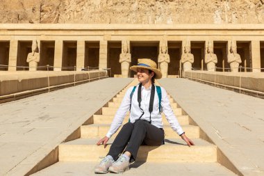 Kraliçe Hatshepsut Tapınağı 'nda kadın gezgin, Krallar Vadisi, Mısır
