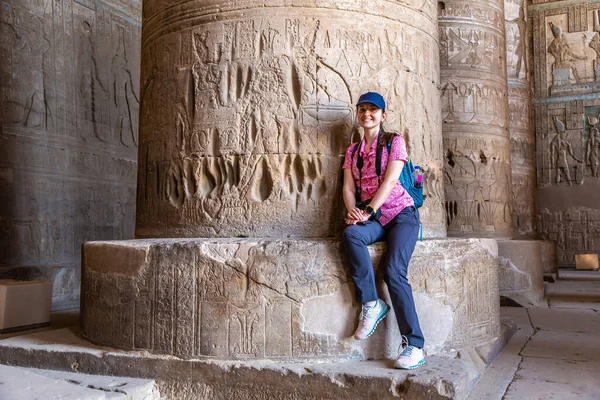 Woman Tourist Dendera Temple Sunny Day Luxor Egypt — Stock Photo, Image